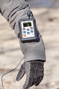 Толщиномер УТ907 в чехле. Крепление на руку.