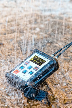 Ультразвуковой толщиномер УТ907. Устойчив к влажности и осадкам.